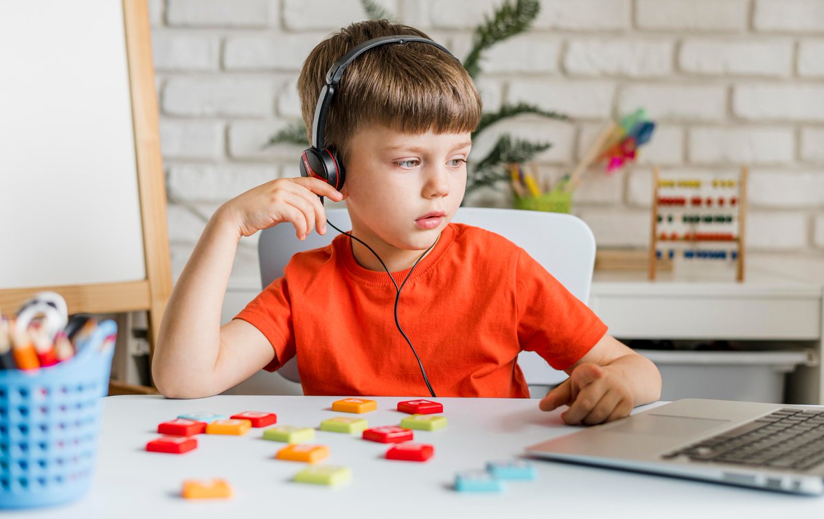 Today's Article is: What is conditioned play audiometry?

Conditioned play audiometry (CPA) makes use of toys and game-like tasks to test children’s hearing. 

Check out the video below to see conditioned play audiometry in action! 

youtube.com/watch?v=xIeagA…

Image By Freepik