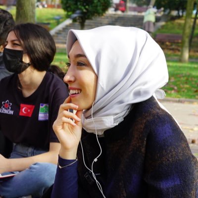 ÖLENE KADAR MAAŞ MI BAĞLAYACAĞIZ BUNA...?!

Rümeysa Kadak.
1996 doğumlu.
Henüz 28 yaşında.
27. Dönemde AKP'den milletvekili olmuştu. Mecliste
verdiği Kanun tasarısı; sıfır
Soru önergesi; sıfır.
Bildiğin mecliste 5 yıl boyunca yan gelip yatmış.

Millet olarak buna 5 yıl boyunca