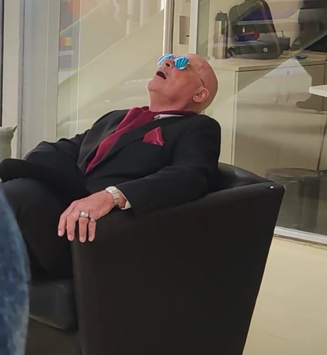 agarro una hoja para estudiar y al segundo estoy así