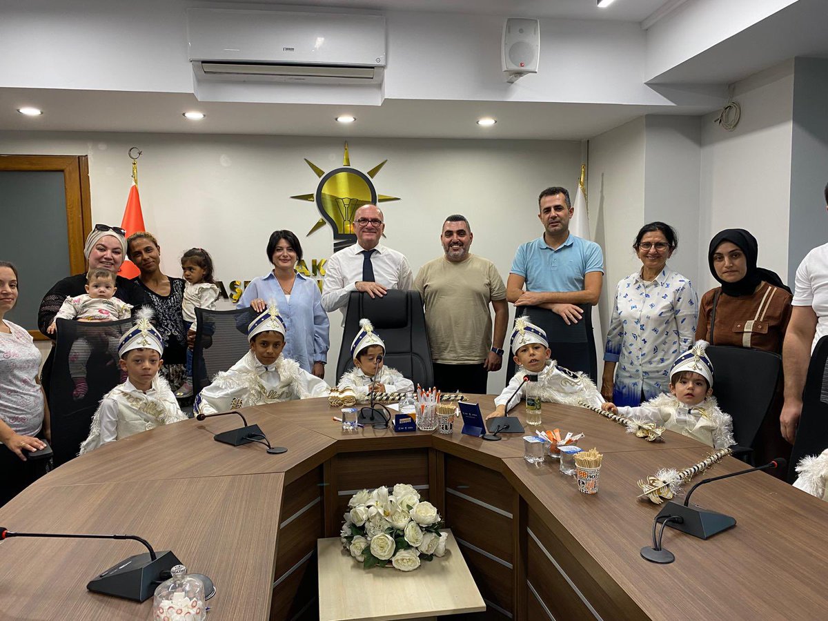 İl Başkanlığımızın himayelerinde geleneksel olarak her yıl gerçekleştirdiğimiz Kirvem AK Parti Sünnet Şöleni programı kapsamında, Sünnet olan çocuklarımızı İlçe Başkanlığımızda ağırladık.

Çocuklarımızın ve Ailelerimizin sevinçlerine ortak olduk.

Yavrularımıza sağlıklı ve mutlu