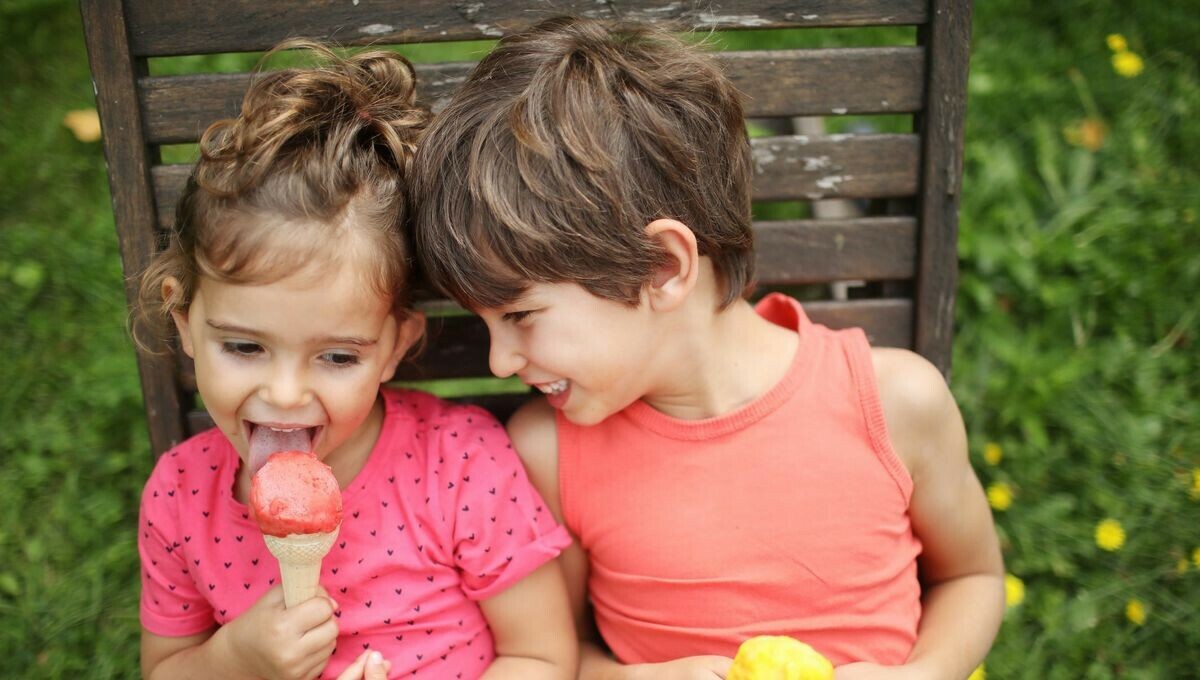 Comment on devient amoureux ? 💞 Nina, 6 ans, se pose la question. La professeure de philosophie Marianne Chaillan lui répond au micro de <a href="/CamCrosnier/">Crosnier Caméra</a> #LesPtitsBateaux  
➡️ l.franceinter.fr/LIa