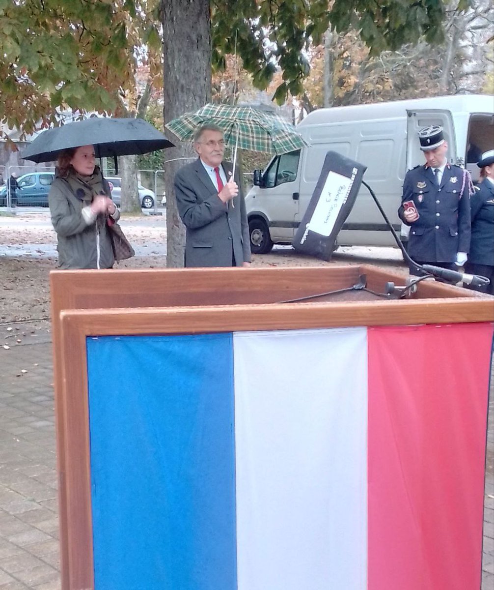 RNational_41's tweet photo. 🔵 Pour cette Journée Nationale d'Hommage aux #Harkis, les élus du #RN41 ont honoré la mémoire de ceux qui ont fait le choix courageux de servir la France pendant la guerre d'Algérie.

✅️ Leur sacrifice et leur dévouement ne doivent jamais être oubliés. https://t.co/X6L5A69MAD
