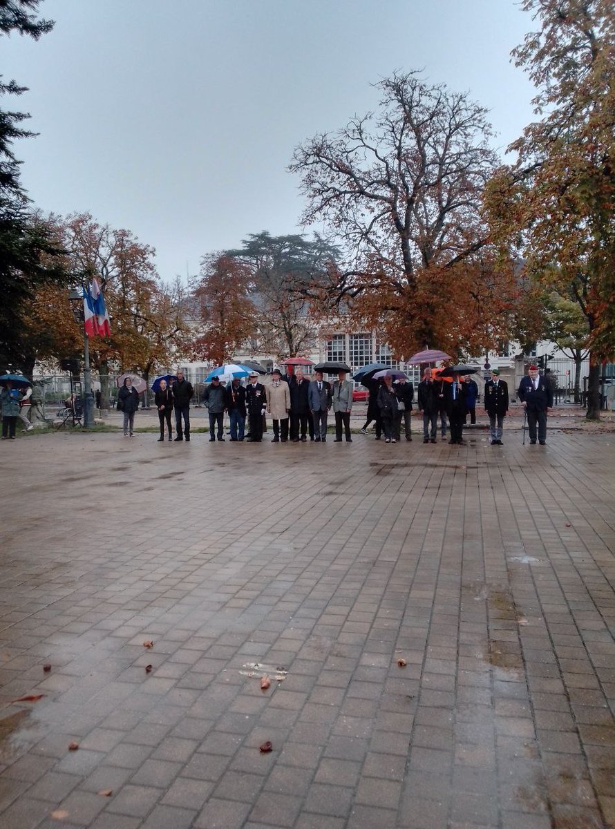 RNational_41's tweet photo. 🔵 Pour cette Journée Nationale d'Hommage aux #Harkis, les élus du #RN41 ont honoré la mémoire de ceux qui ont fait le choix courageux de servir la France pendant la guerre d'Algérie.

✅️ Leur sacrifice et leur dévouement ne doivent jamais être oubliés. https://t.co/X6L5A69MAD