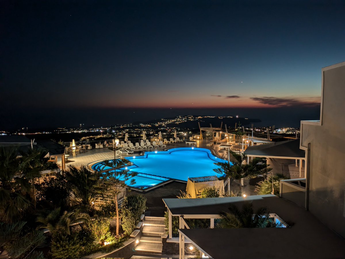 MamCathrine's tweet image. Challenge photo a day 
25 septembre 
A roof top 
Juste now from Santorin 🤩🥂
#fmspad