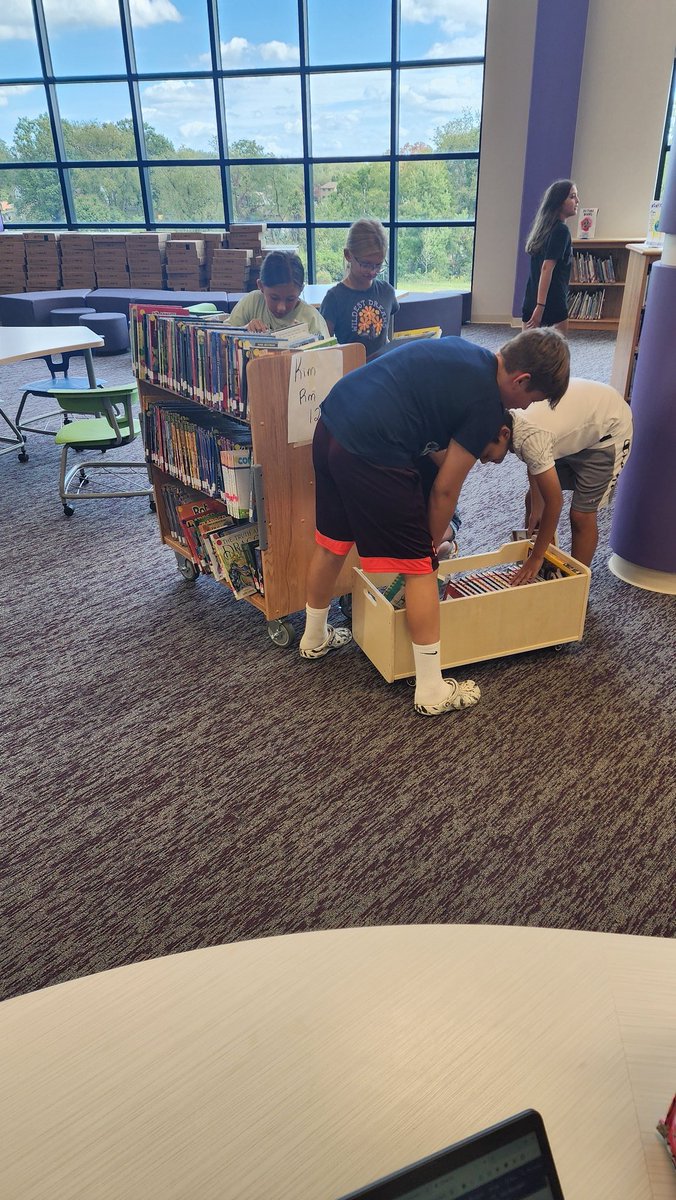 SeidlSTEAMspace's tweet image. We ♥️ library book checkout. So much excitement over new books and our favorite characters!