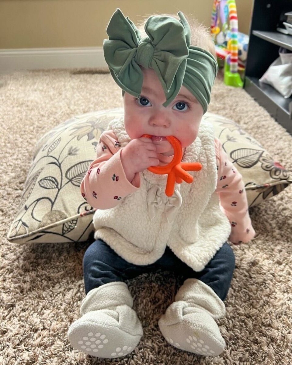 comotomo_sa's tweet image. Comotomo Teethers: the perfect bite! 😁 📸: @svalko #ComotomoCommunity #teether #babyproducts