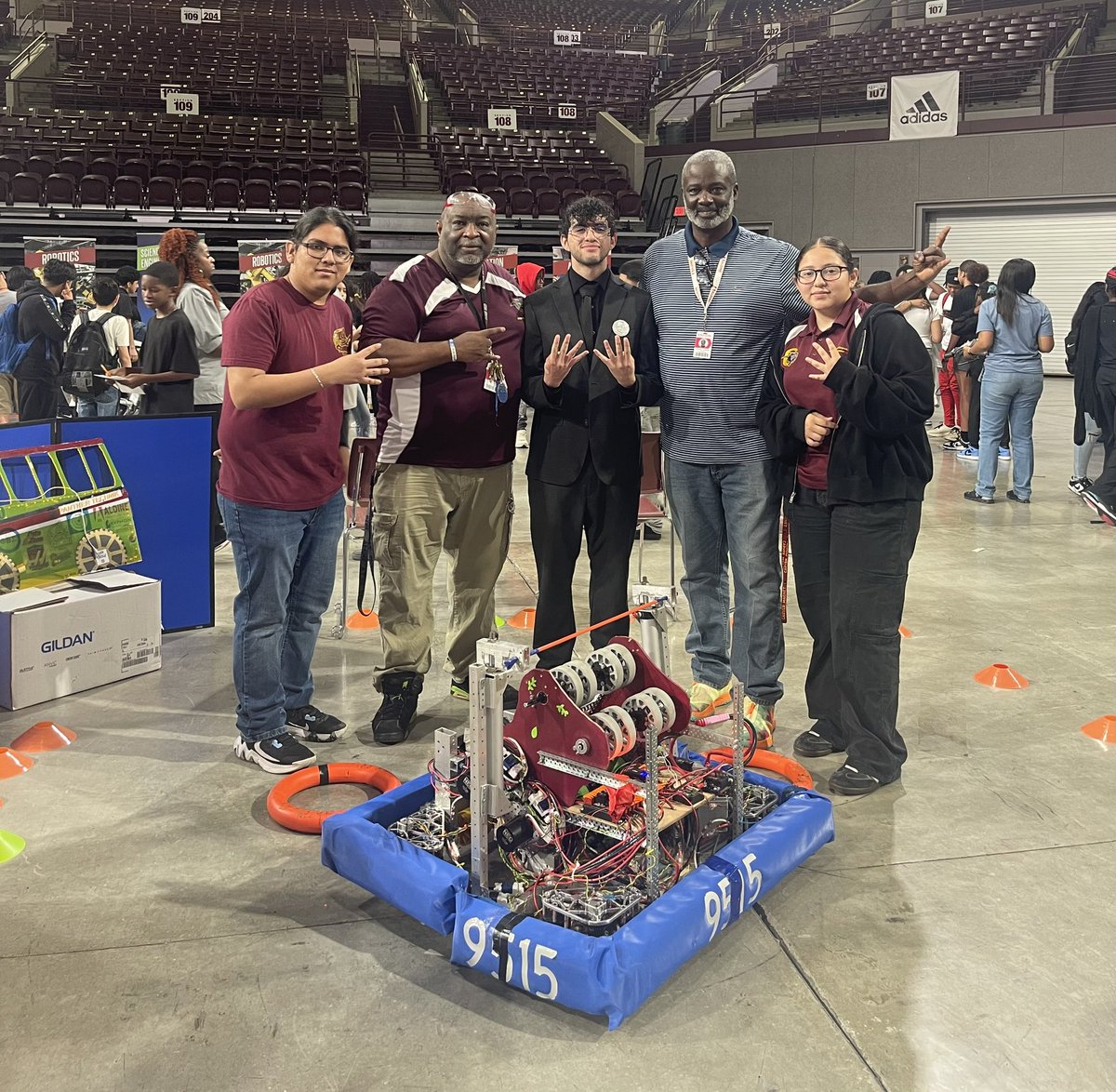 DrSciPhi's tweet photo. @CarverHS_AISD @AldineCTE P-Tech Recruitment day in @AldineISD!❤️❤️❤️ https://t.co/Yniiyg4ZAD