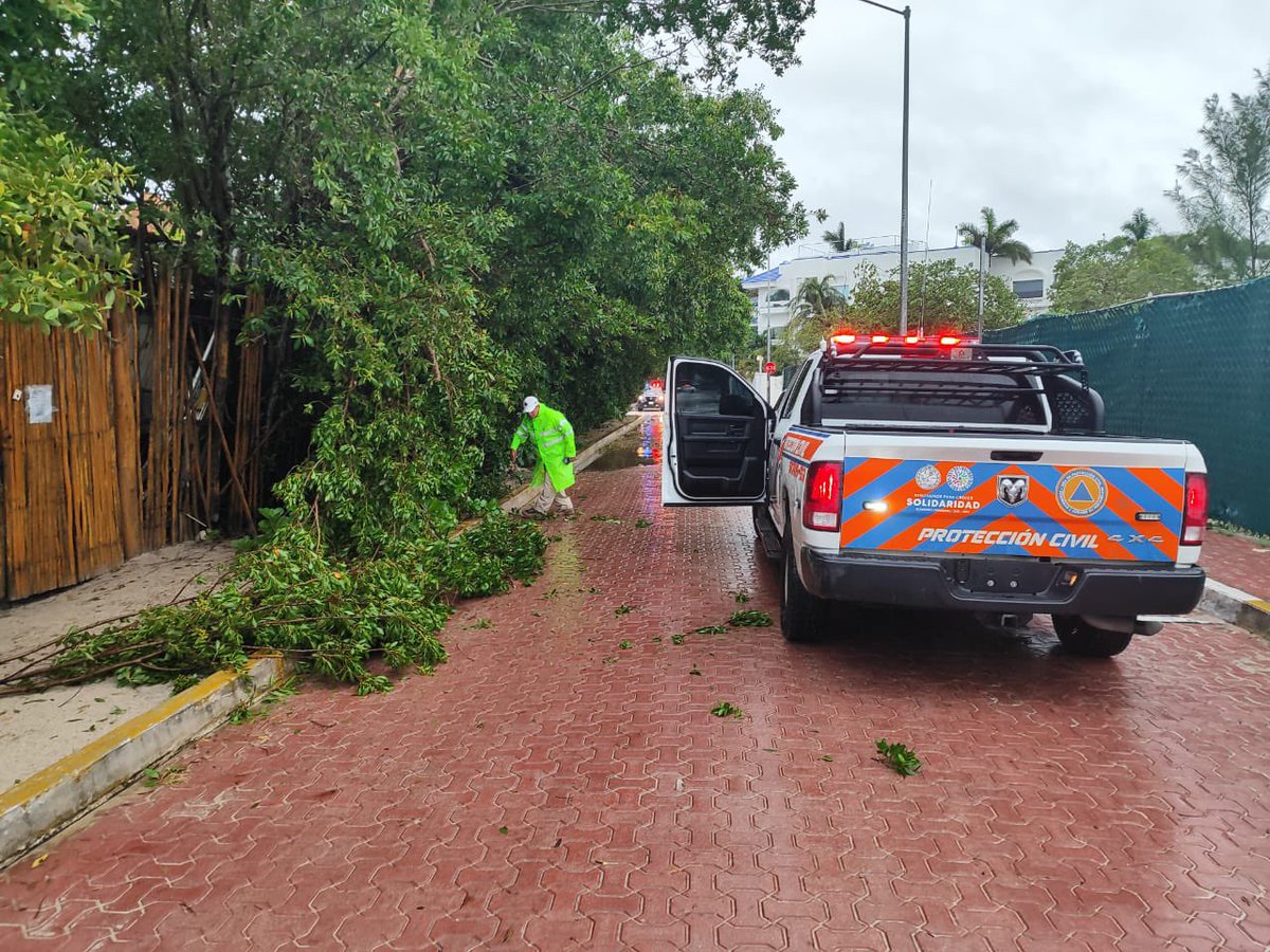 SPC_Solidaridad's tweet photo. Debido al #HuracánHelene, elementos operativos, bomberos, guardavidas e inspectores, se encuentran supervisando y atendiendo reportes por distintas situaciones en las playas, zonas de encharcamientos y las zonas más vulnerables de la ciudad. https://t.co/tXmjoH2LTg