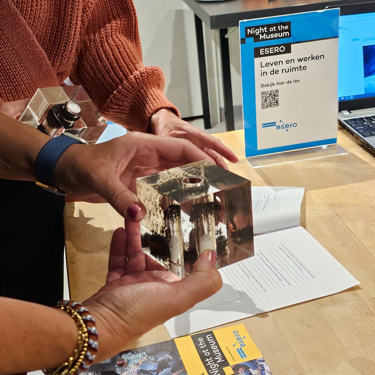 Vanavond is NEMO speciaal geopend voor Night at the Museum: een gratis inspiratieavond van NEMO en <a href="/eseroNL/">ESERO NL</a> voor leerkrachten van het primair onderwijs. Ze doen ideeën op voor wetenschap, technologie en ruimtevaart in de klas en ook daarbuiten met lezingen, workshops en meer.