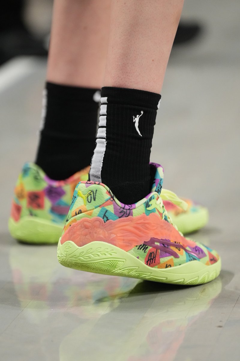 HOOPmag's tweet photo. Stewie 3 PE ⏩ Sabrina 2 PE ⏩ All-Pro Nitro PE ⏩ Undefeated x Kobe 5 Protro "What If" ⏩ LeBron 21 A'ja Wilson PE ⏩ Luka 3 "Blurred Vision" ⏩ adiZero Select 2.0 ⏩ AE 1 "Ruby Red" ⏩ Breakthru 5 Kelsey Plum PE
#WNBAKicks https://t.co/8l4mtRnjDi