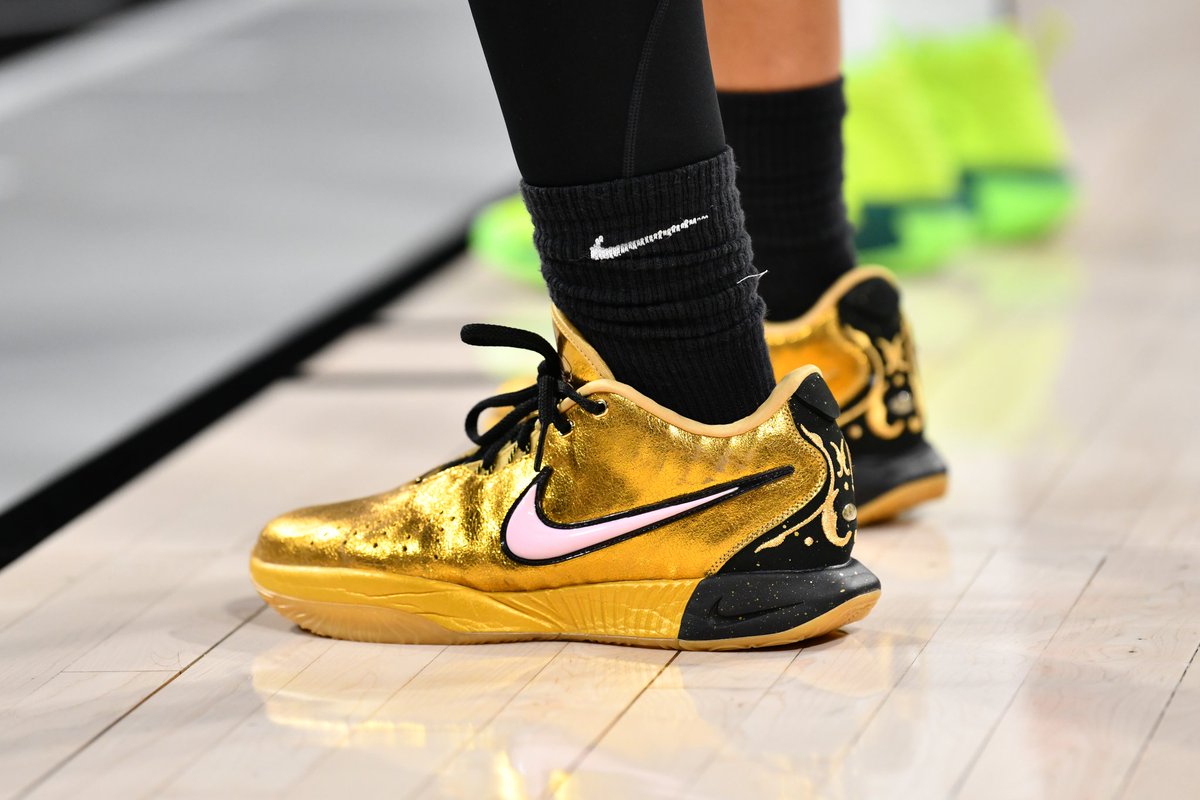HOOPmag's tweet photo. Stewie 3 PE ⏩ Sabrina 2 PE ⏩ All-Pro Nitro PE ⏩ Undefeated x Kobe 5 Protro "What If" ⏩ LeBron 21 A'ja Wilson PE ⏩ Luka 3 "Blurred Vision" ⏩ adiZero Select 2.0 ⏩ AE 1 "Ruby Red" ⏩ Breakthru 5 Kelsey Plum PE
#WNBAKicks https://t.co/8l4mtRnjDi