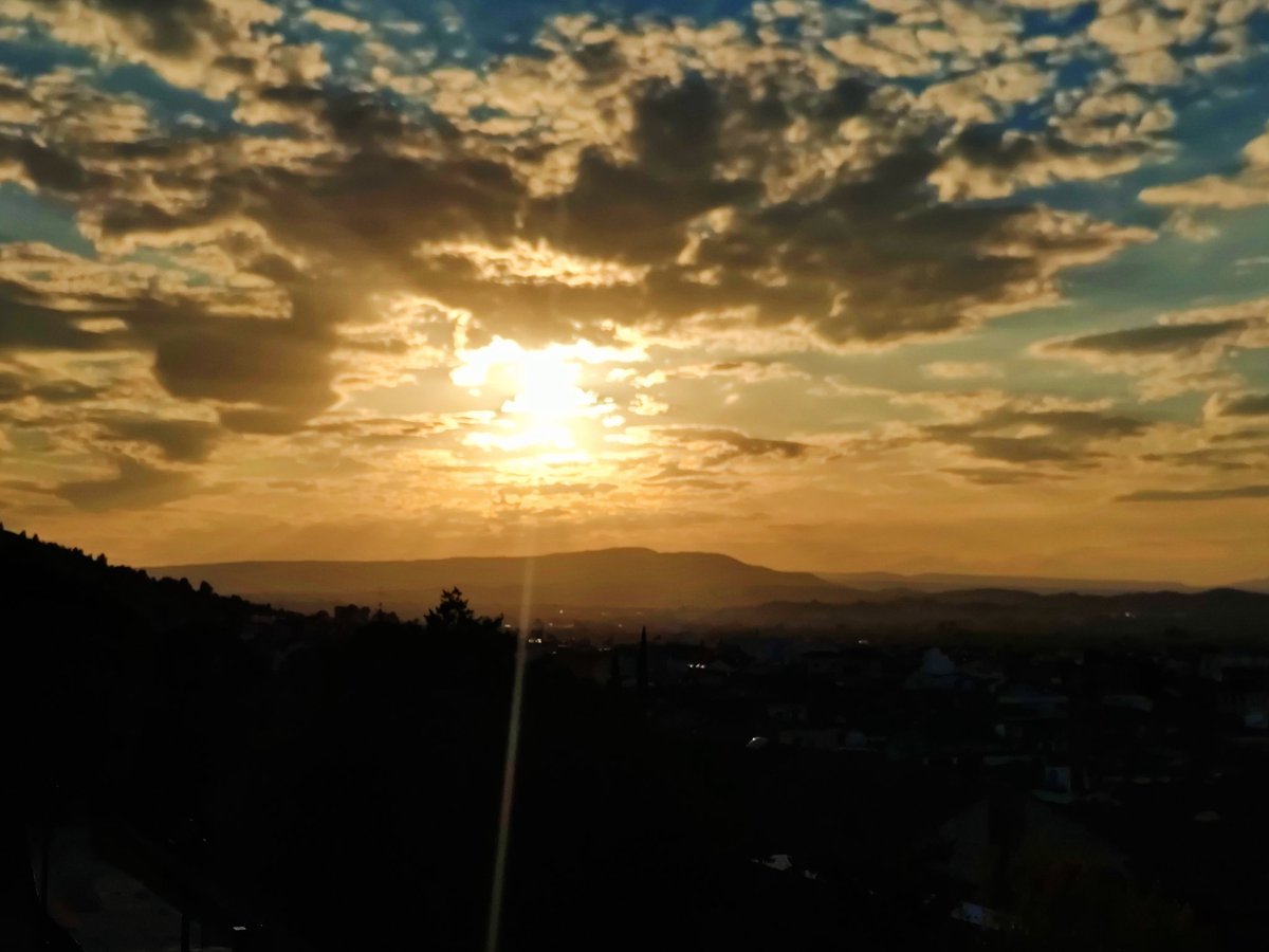 JLGLlagues's tweet photo. Good night, Xàtiva. #xàtiva #lacostera #picoftheday #nightphotography #nightimages #ocaso #sunset_pics #sunsetlovers #sunsetphotography #sunset #atardecer #atardeceres #mobilepic #mobilephotography #oppofindx2pro #cielo #cielomanía #skypainters #skylovers #cloudporn https://t.co/Fcv3DRIMgd