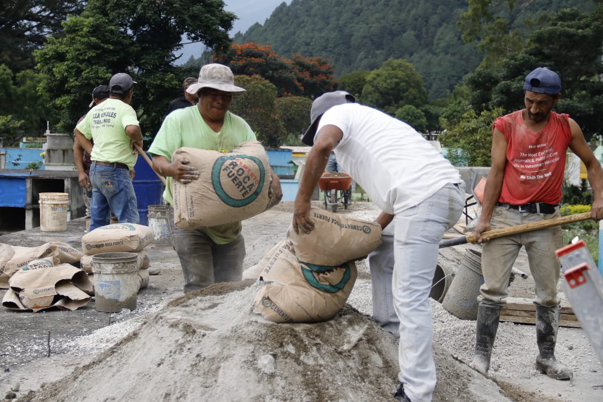 MUNIVCANALES's tweet photo. 🚧 Fundición de Lozas en el cementerio del Casco Central.

¡Trabajamos de la mano con usted!

#MuniVillaCanales
#Administración2024_2028 https://t.co/HkDE5ru5rV