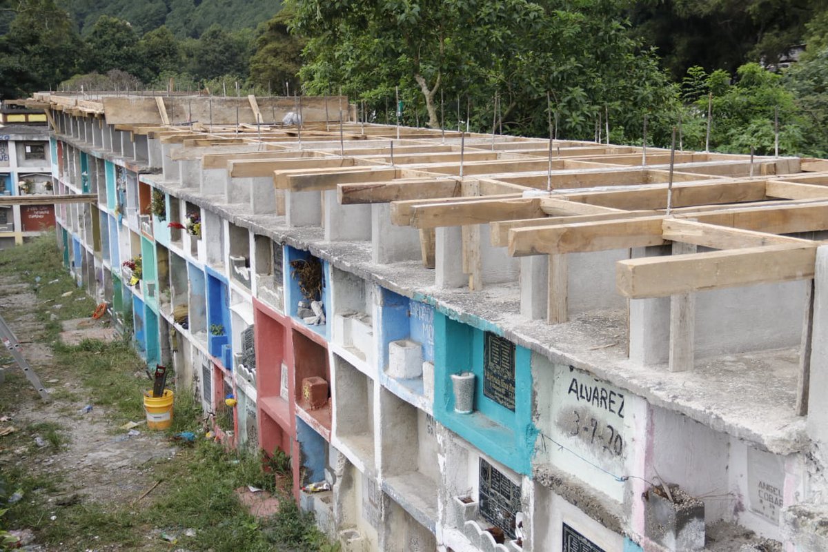 MUNIVCANALES's tweet photo. 🚧 Fundición de Lozas en el cementerio del Casco Central.

¡Trabajamos de la mano con usted!

#MuniVillaCanales
#Administración2024_2028 https://t.co/HkDE5ru5rV