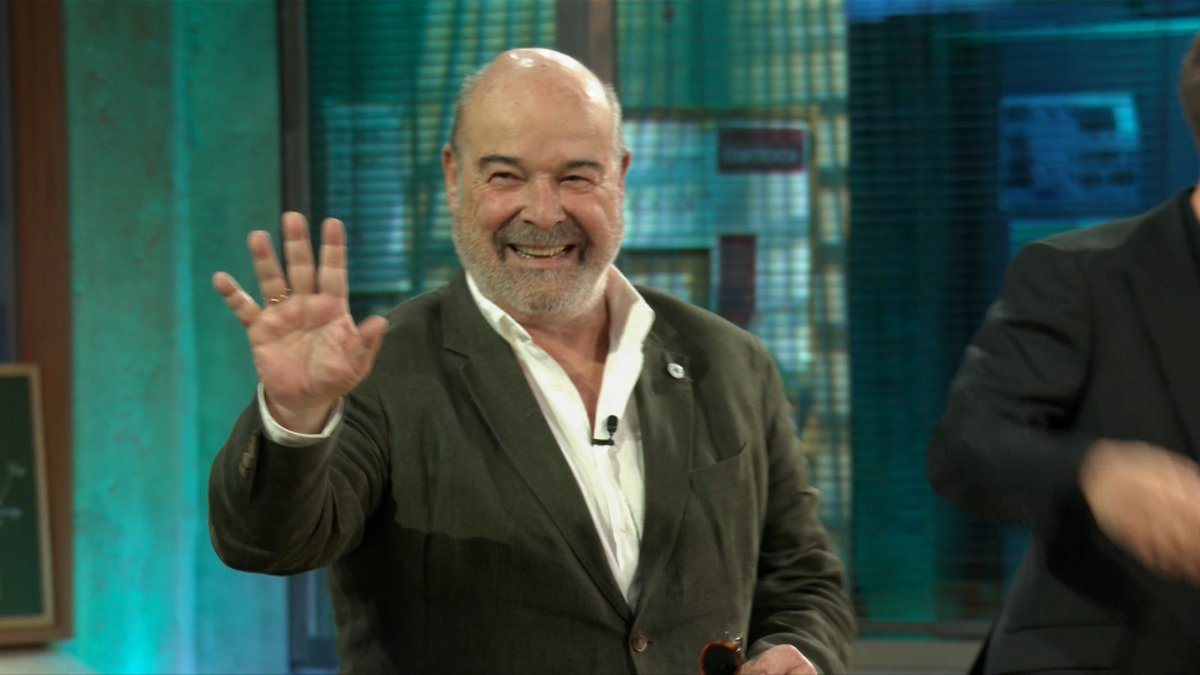 Viene siempre sin prepararse nada. Vacilando a todo el equipo. Dice cuatro cosas y se larga feliz sin importarle nada en absoluto. Es el mejor. #LaRevuelta