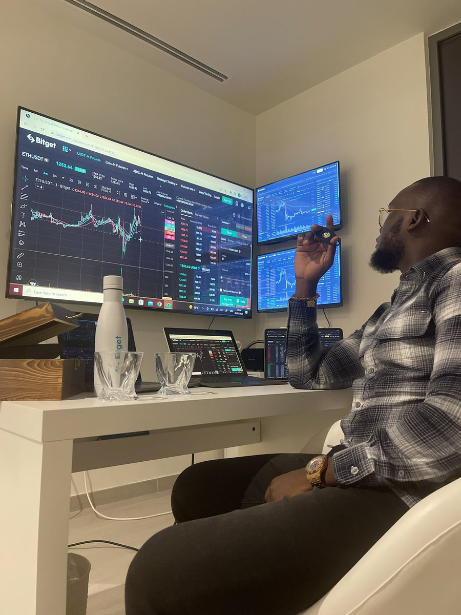 Me managing my Eth portfolio back then.. When <a href="/AfroTokenSUN/">Afro Token</a> gets listed on the 7 biggest exchanges, I think I will have 4 walls of screen. #AfroTokenSun
