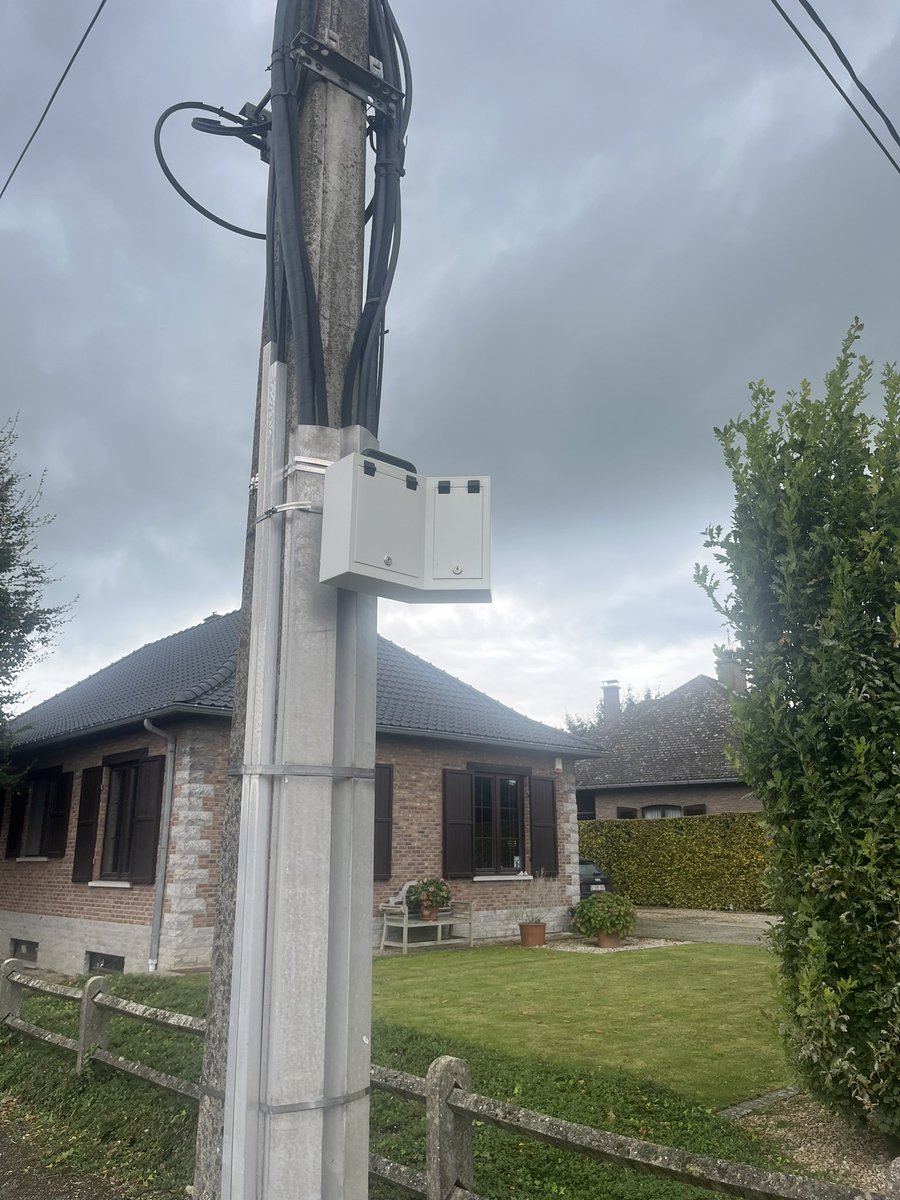 Iemand idee wat dit is? Hangt sinds kort bij ons op straat ?  #electriciteit #glasvezel #verkeersteller #vogelnestje #younameit 👀