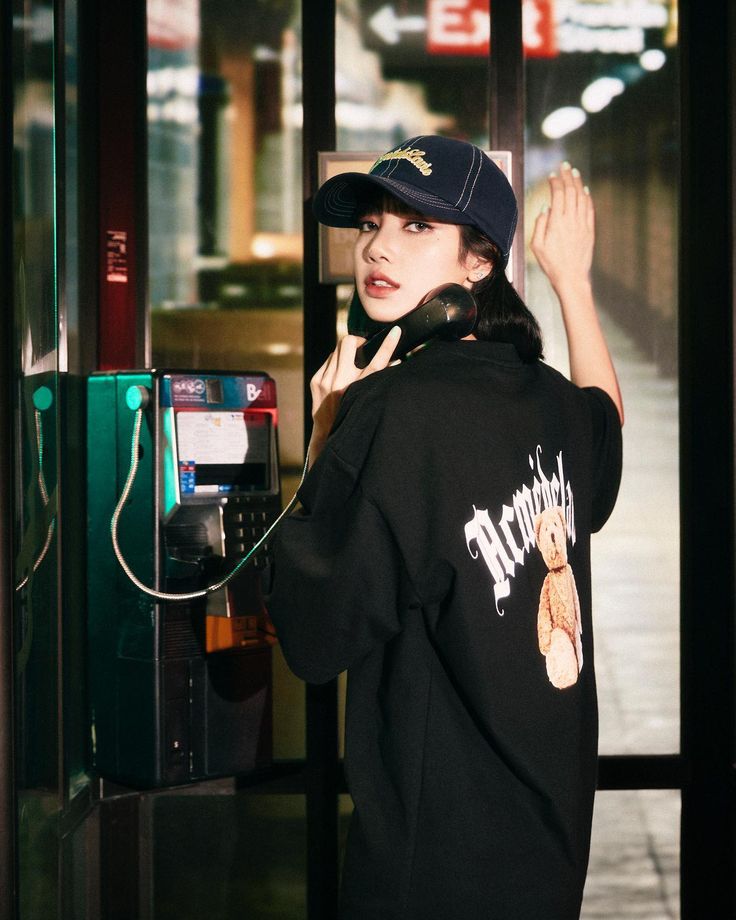 yk2aii's tweet image. LISA PICKED UP THE PHONE 📞