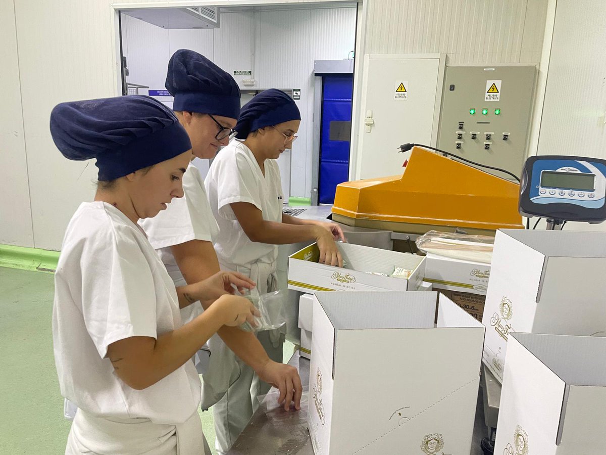 ✅<a href="/RamonFPM/">Ramón Fernández-Pacheco M</a> destaca a Inés Rosales como referente de la industria agroalimentaria andaluza.

🍪🫒El consejero ha visitado la fábrica de esta empresa que mantiene la receta tradicional de las ‘Tortas de Aceite de Castilleja de la Cuesta’.

🌐lajunta.es/52guo