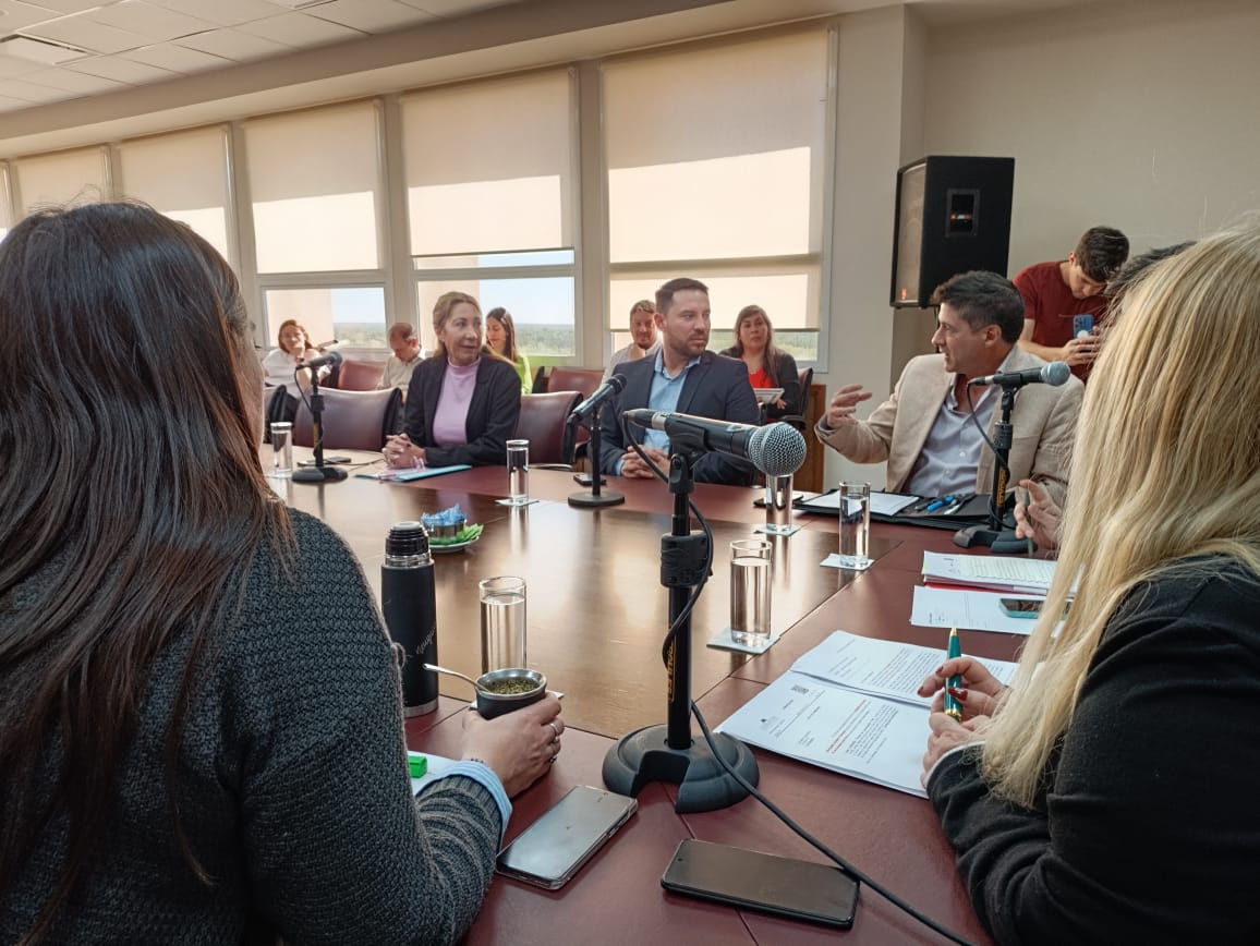 Geraneuquen's tweet photo. En #ComisionF trabajamos sobre los pedidos de informe a municipios del interior provincial respecto a la homologación y aprobación por parte de la Agencia Nacional de Seguridad Vial de los radares de velocidad.🚗 https://t.co/9VojfjinQW