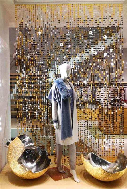 Shimmerwalls's tweet photo. Looking for something to make your window display pop, but still allow passersbys to peek inside the store? Sequin curtains are the perfect solution! ✨

Read more here: https://t.co/qI4H4iOPfV

#windowdisplay #visualmerchandising https://t.co/82d1Gml10o