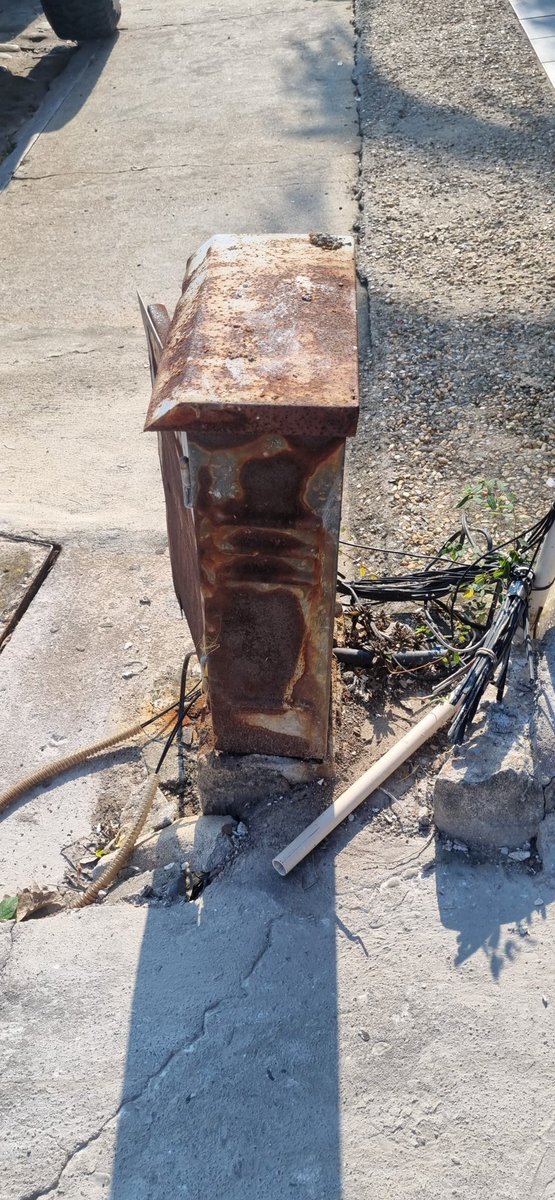 marcelapedrero7's tweet photo. @CFEmx @CFE_Contigo Por favor hemos hecho varios reportes los vecinos del código postal 86050. Urge que quiten o cambien esta caja oxidada, que además de dar mala imagen a nuestro fracc, es un peligro para nuestros hijos. https://t.co/gfp50ZaKnM