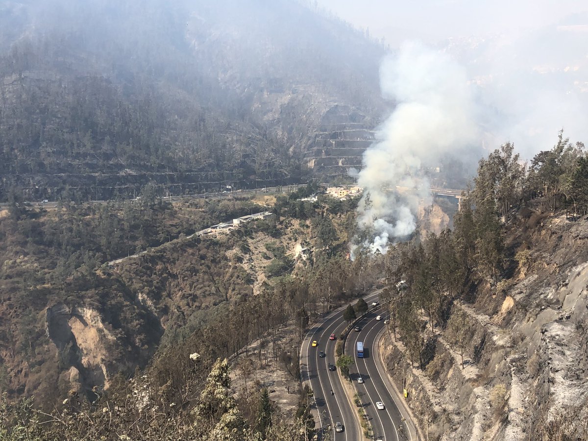 nathyartea's tweet photo. Hay tres focos de incendio activos: Guápulo, Metropolitano y en el cerro El Auqui. #QuitoBajoAtaque #incendio https://t.co/kRsxzv2I9X