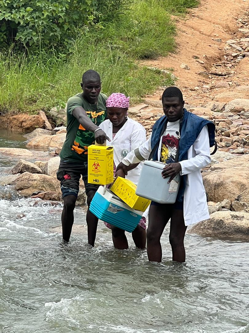 Rien n'empêche la progression du personnel de santé déployé sur le terrain dans le cadre de la campagne nationale de #BigCatchUp de la vaccination chez les enfants et les adolescents sous vaccinés ou jamais vaccinés.
Comme ici à Vouzote (Mokolo) à l'Extrême-Nord.
#BigCatchUpCMR24
