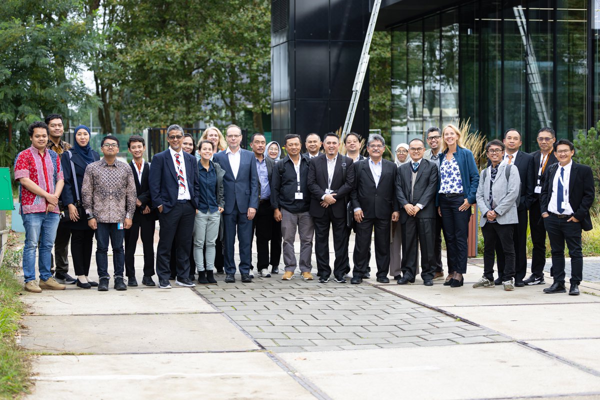 tudelftglobal's tweet photo. A delegation from #Indonesia visited @TheGrnVillage yesterday to explore the vital role of #fieldlabs in tackling global challenges. Discussions highlighted how these environments bridge the gap between theory and practice, encouraging collaboration and #innovation. https://t.co/kTrQGYvAOk