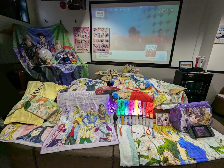 NeoRomanceFan's tweet image. #ネオロマ30周年 
連休の思い出より。横浜のカラオケ店でオフ会。皆で歴代のネオロマのグッズを持ち寄って祭壇を作ったり、お祝いにケーキを食べたり。お昼前から夕刻まで半日、ネオロマンサーの皆さまとの楽しい時間でした。ご一緒いただいた方、ありがとうごさいました。次に続きます。