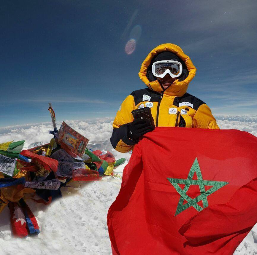 TFT_Morocco's tweet photo. 🔴 Bouchra Baibanou est la première Marocaine à avoir gravi l'Everest. 

Arrivée au sommet, elle s’est prise en photo avec un drapeau du Maroc et un Coran. 🇲🇦❤️ https://t.co/UR8xPTBPrW