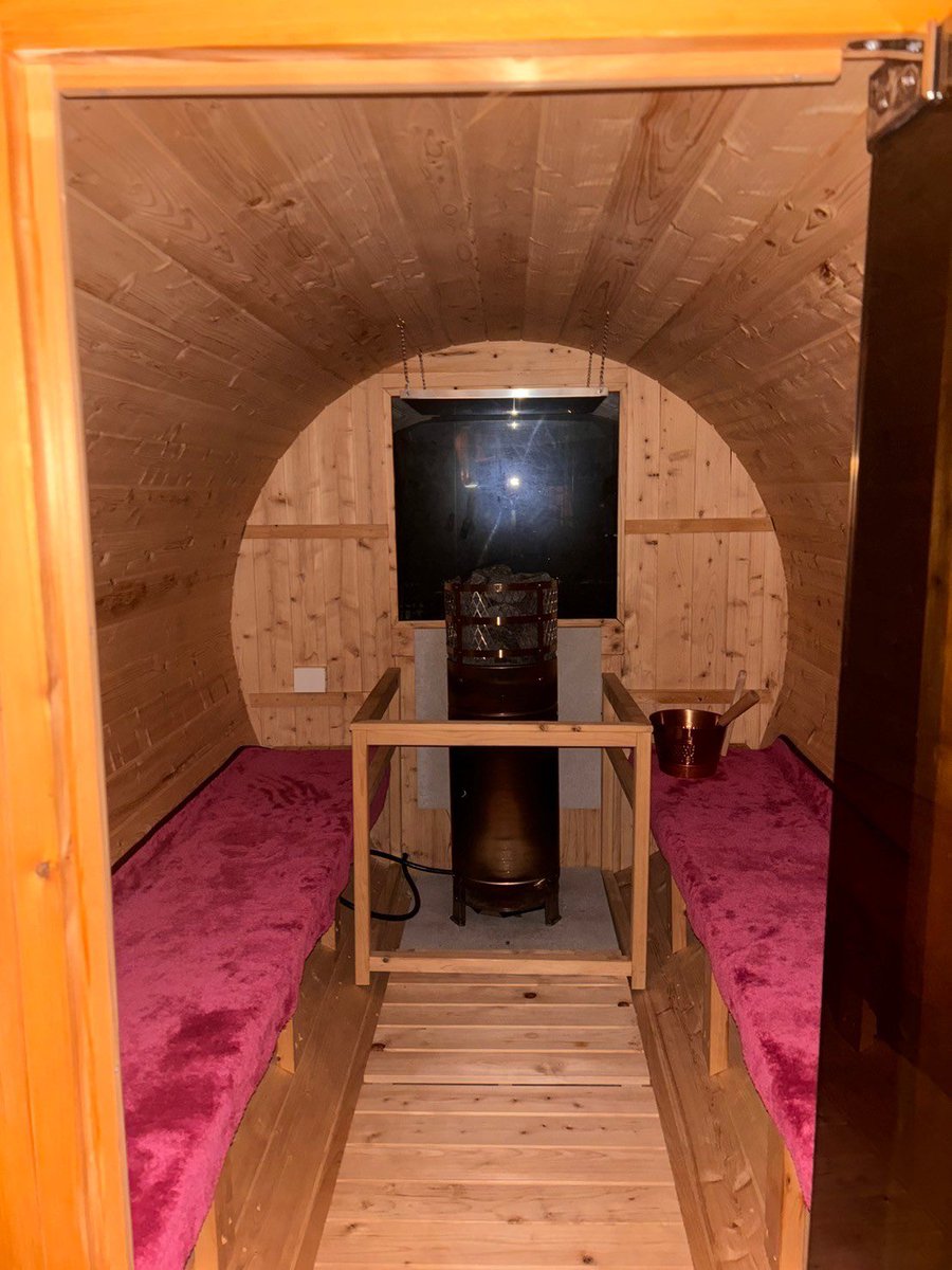 埼玉にすっごい施設が出来ますた。
カレーのBondy、ピザのSavoy、焼き肉冷麺ユッチャンが入ってるってヤバすぎぃぃ！！
2mの水風呂深すぎぃぃ！！しかも女性側にも！！
そして岩盤浴に3つの薪ストーブ熱すぎぃぃ！！
あ〜楽しかった。

#温泉バルコニーKing &amp;Queen
#−20度の水風呂
#キンクイ