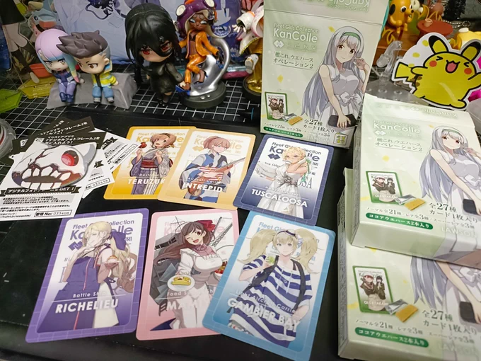 このお菓子を初めて買ったとき、ずっとアプリでカードをスキャンすれば、そのカードのAR画像が表示されて遊べると思っていましたwwwまさか、箱の中に入っているQRコードを使ってキャラクターを抽選するとは思いませんでした!! そして、大和、深海へようこそ!! 