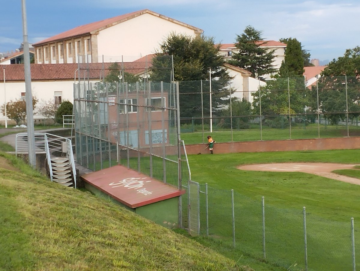 BeisbolySofbol's tweet photo. Ya se están preparando los campos de Asturias para la Fase Final de la Primera División de Béisbol! 

Mañana comienza el Campeonato. Mucha suerte para todos los participantes!! https://t.co/cq4y3BPqcs