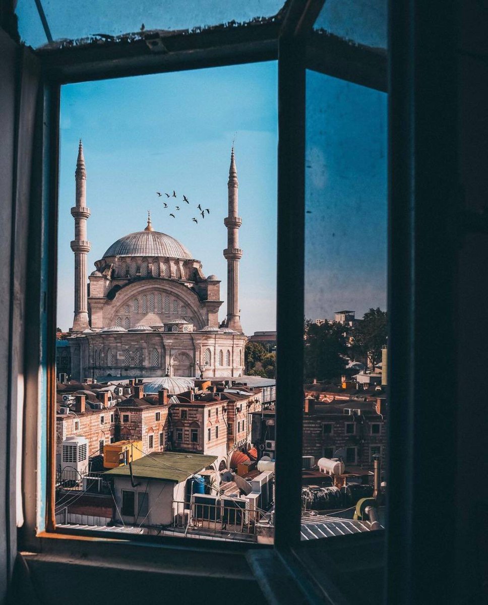 fikriyatcom's tweet photo. ❝Ömrün beş mevsimi var:

Aşk,
Hasret,
Yalnızlık,
Vuslat ve
Hüzün.

Sahi, sen hangi mevsimdesin?❞

Hüsn-ü Aşk / Şeyh Galib https://t.co/YPDwg50Yis