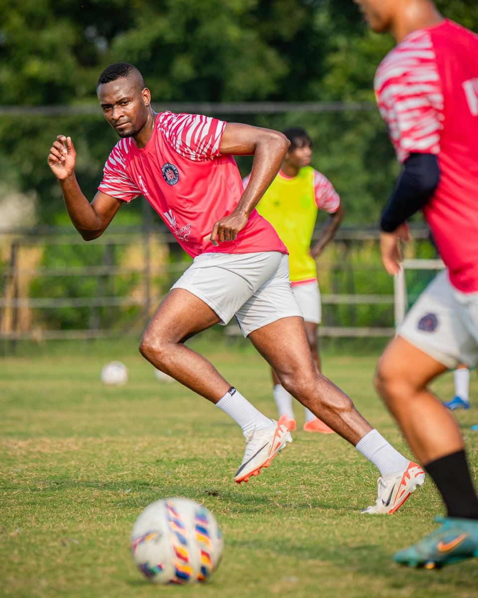 RajasthanUnited's tweet photo. 𝙁𝙞𝙧𝙨𝙩 𝙙𝙖𝙮, 𝙛𝙞𝙧𝙨𝙩 𝙨𝙩𝙚𝙥𝙨 𝙩𝙤𝙬𝙖𝙧𝙙𝙨 𝙜𝙤𝙖𝙡. 𝙍𝙤𝙣𝙣𝙮 𝙍𝙤𝙙𝙧𝙞𝙜𝙪𝙚 𝙞𝙨 𝙧𝙚𝙖𝙙𝙮.🌟⚽
•
#AbkhelegaRajasthan #RajasthanUnited #Indianfootball #Ronnyrodriguez https://t.co/xShezEzX67