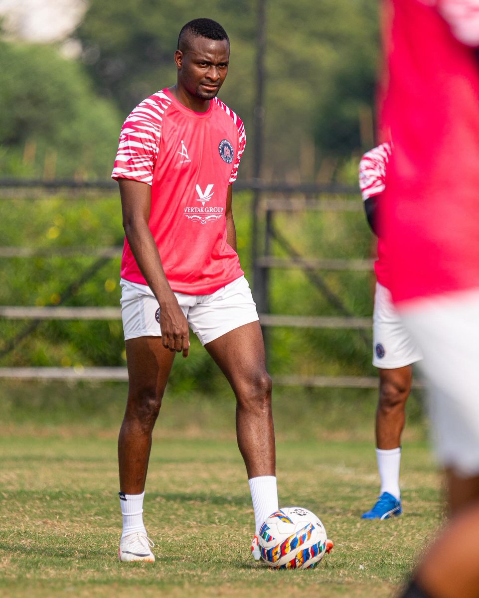 RajasthanUnited's tweet photo. 𝙁𝙞𝙧𝙨𝙩 𝙙𝙖𝙮, 𝙛𝙞𝙧𝙨𝙩 𝙨𝙩𝙚𝙥𝙨 𝙩𝙤𝙬𝙖𝙧𝙙𝙨 𝙜𝙤𝙖𝙡. 𝙍𝙤𝙣𝙣𝙮 𝙍𝙤𝙙𝙧𝙞𝙜𝙪𝙚 𝙞𝙨 𝙧𝙚𝙖𝙙𝙮.🌟⚽
•
#AbkhelegaRajasthan #RajasthanUnited #Indianfootball #Ronnyrodriguez https://t.co/xShezEzX67