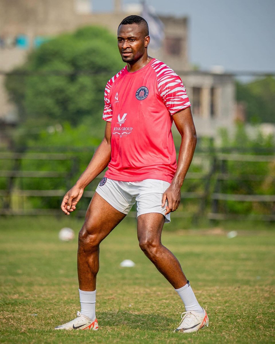RajasthanUnited's tweet photo. 𝙁𝙞𝙧𝙨𝙩 𝙙𝙖𝙮, 𝙛𝙞𝙧𝙨𝙩 𝙨𝙩𝙚𝙥𝙨 𝙩𝙤𝙬𝙖𝙧𝙙𝙨 𝙜𝙤𝙖𝙡. 𝙍𝙤𝙣𝙣𝙮 𝙍𝙤𝙙𝙧𝙞𝙜𝙪𝙚 𝙞𝙨 𝙧𝙚𝙖𝙙𝙮.🌟⚽
•
#AbkhelegaRajasthan #RajasthanUnited #Indianfootball #Ronnyrodriguez https://t.co/xShezEzX67