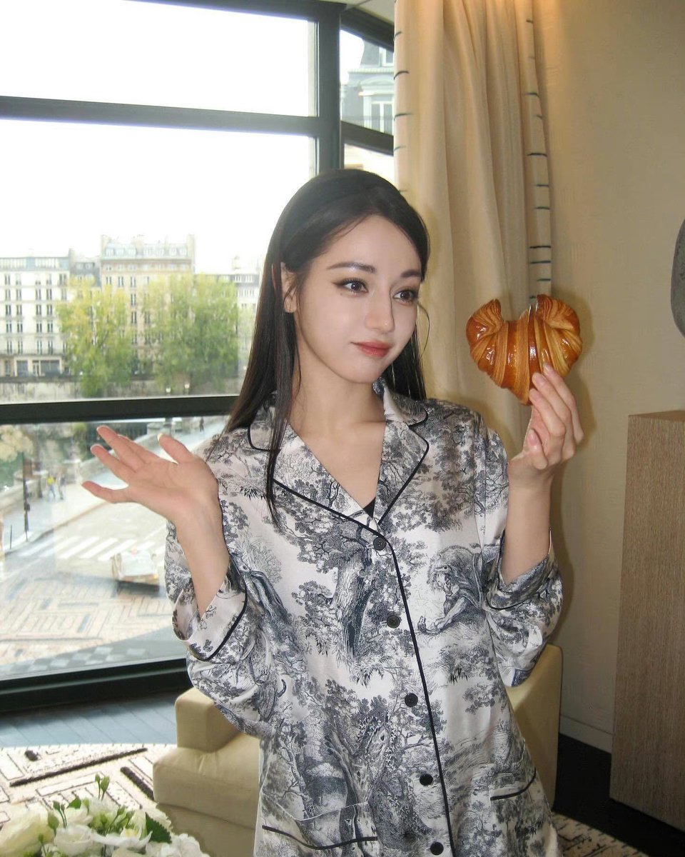 Alice_rb603's tweet photo. DIOR PFW WITH DILRABA 
#DilrabaForDiorSS25

Dliraba has updated new news on Instagram!!
It‘s so cute 😍 She has always loved bread! It looks delicious! Please like and comment quickly!

Cr：instagram @ dilrabaxx63 https://t.co/kC5XMuJuI1