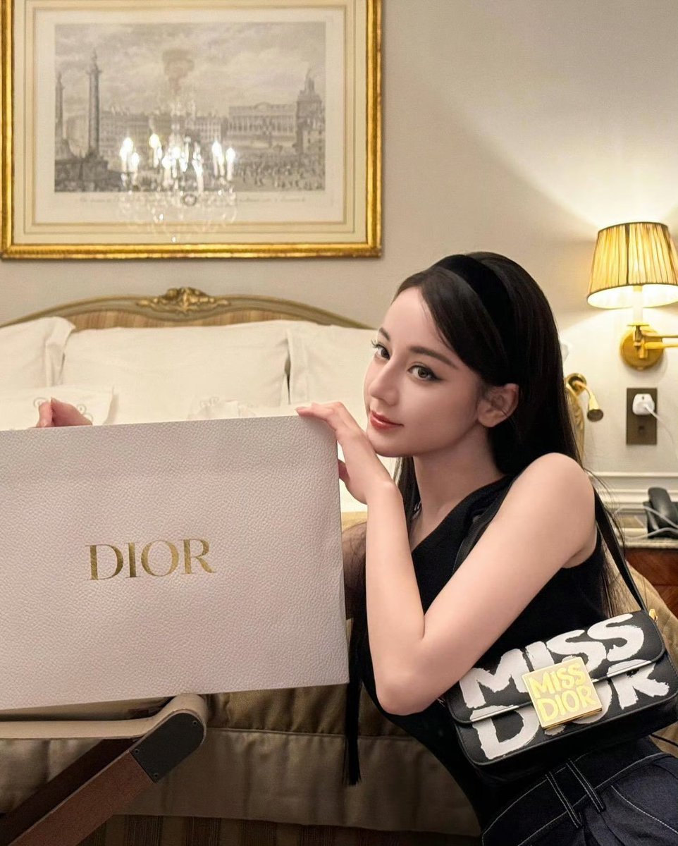 Alice_rb603's tweet photo. DIOR PFW WITH DILRABA 
#DilrabaForDiorSS25

Dliraba has updated new news on Instagram!!
It‘s so cute 😍 She has always loved bread! It looks delicious! Please like and comment quickly!

Cr：instagram @ dilrabaxx63 https://t.co/kC5XMuJuI1