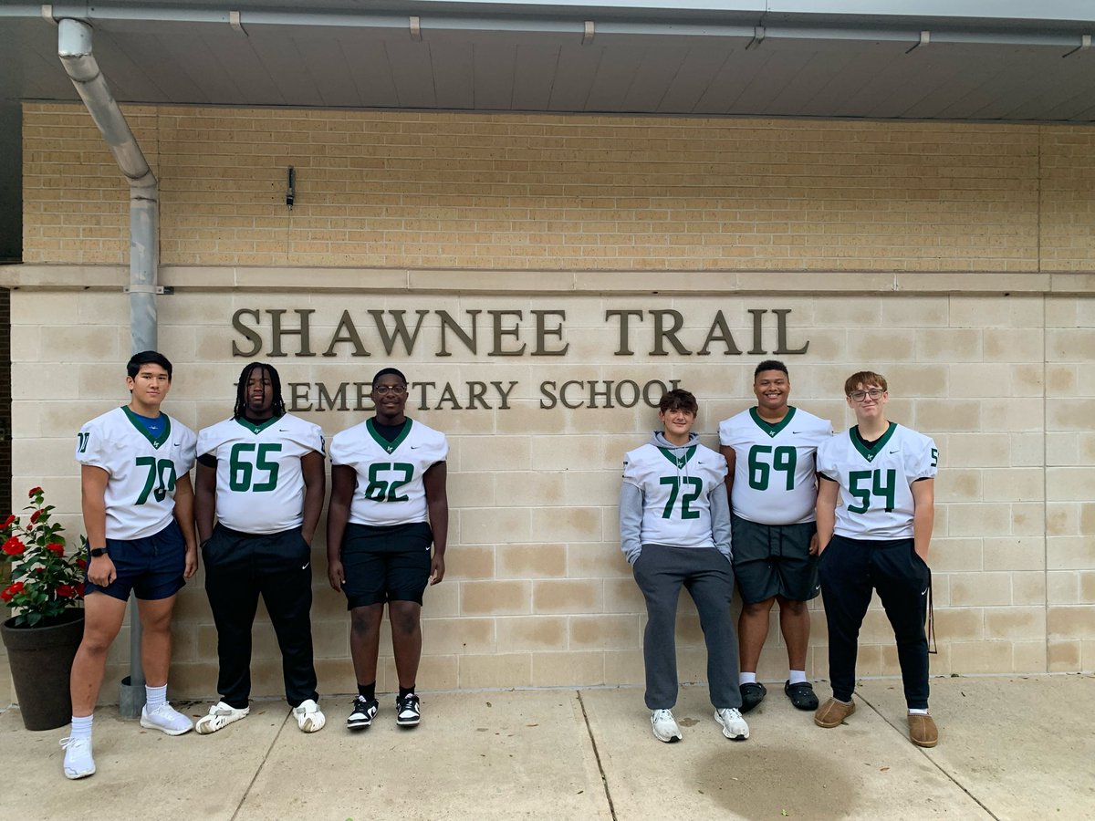 LTBlazerRecruit's tweet photo. Trail Blazers out this morning Greeting kids at our feeder elementary schools!!!
#GiveOfYourself
#BorchardtES
#ShawneeTrailES
#SmithES
“LTHS Feeder School Night”
LT Football vs Reedy Lions
Kuykendall Stadium
Friday, 9/27
7:00pm https://t.co/yAbIBXesnk