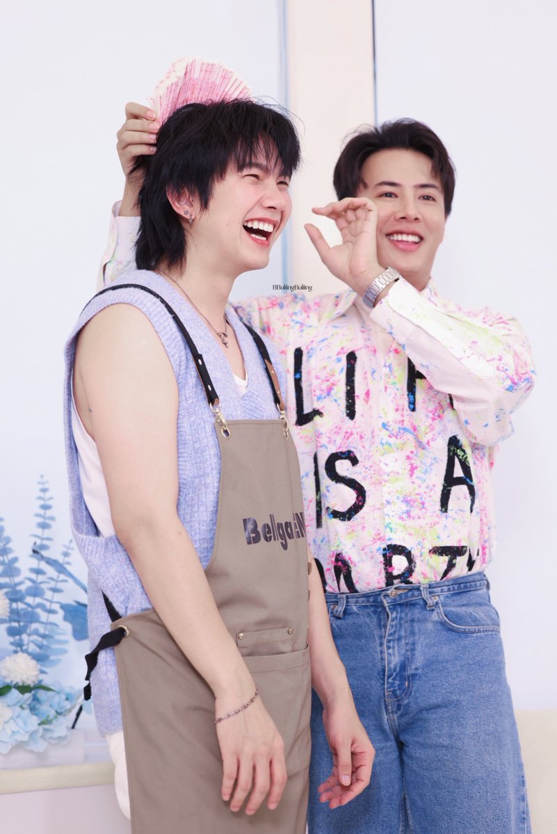 BBuilingBuiling's tweet photo. Name: Rescue the Cats🐱
BuiBui:Help~P’June!My hair is stuck🤣🥴
P’June and P’Jern:OkOk,rescue🧐🤨
BuiBui’s Unexpectedly cheerful mood😆
@JakeB4rever @JVeerakris
#Storemanagerwithbiu
#BuildJakapan #Beyourluve https://t.co/oqVmrdiz2Z