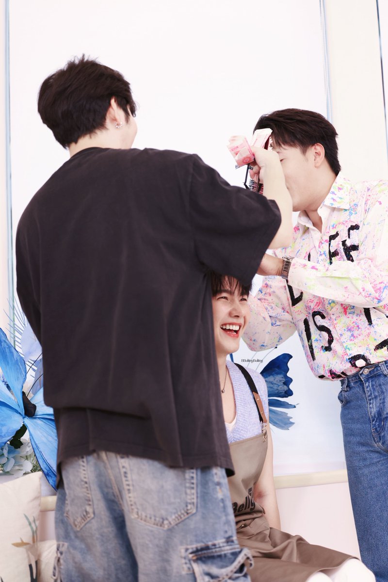 BBuilingBuiling's tweet photo. Name: Rescue the Cats🐱
BuiBui:Help~P’June!My hair is stuck🤣🥴
P’June and P’Jern:OkOk,rescue🧐🤨
BuiBui’s Unexpectedly cheerful mood😆
@JakeB4rever @JVeerakris
#Storemanagerwithbiu
#BuildJakapan #Beyourluve https://t.co/oqVmrdiz2Z