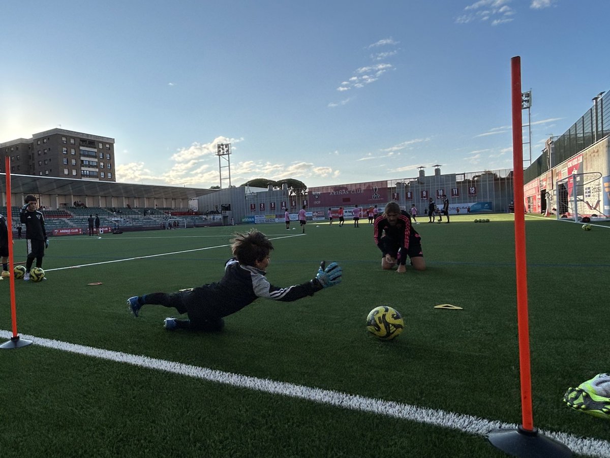 🧤<a href="/TxemaBenitez/">Txema Benítez</a> sigue responsabilizándose esta temporada del trabajo específico de nuestros porteros.

😁 Estamos muy contentos 😁
💪🏻 A currar a tope‼️

#Romo #Cantera #GetxoKirolak