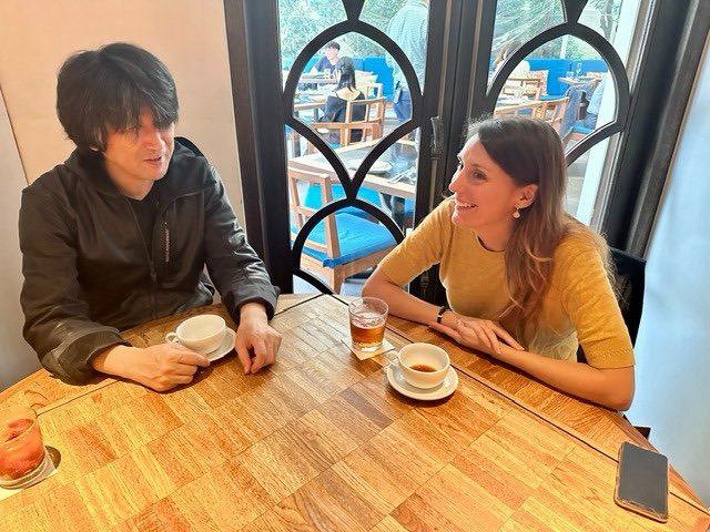 StudioCamelia_'s tweet photo. We were delighted to meet with @MotoisakurabaM in Tokyo on the occasion of #TokyoGameShow2024 ! 
We talked a lot about Alzara as you can imagine 🥰 https://t.co/qMWZWIsssp