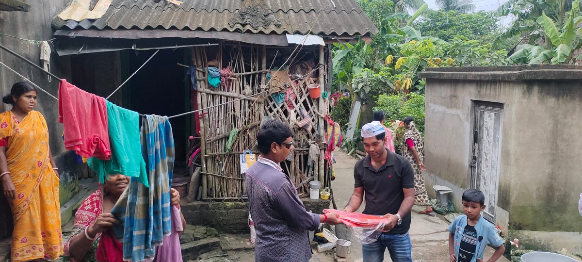 AapkaArnab's tweet photo. হাওড়া জেলার আমতা বিধানসভার বন্যা প্লাবিত এলাকায় অনেক বাড়ির ক্ষয়ক্ষতি হয়েছে। আজ দলীয় তরফ থেকে কয়েকজনের পাশে দাঁড়াবার সামান্য চেষ্টা করলেন @AAP4Howrah এর কর্মীরা।
আজ প্রাকৃতিক দুর্যোগকে মাথায় নিয়েও যে সকল কর্মীরা গিয়ে উপস্থিত হলেন সাহায্য করার জন্য, তাদেরকে কুর্নিশ। https://t.co/Hbh2VA6EBK