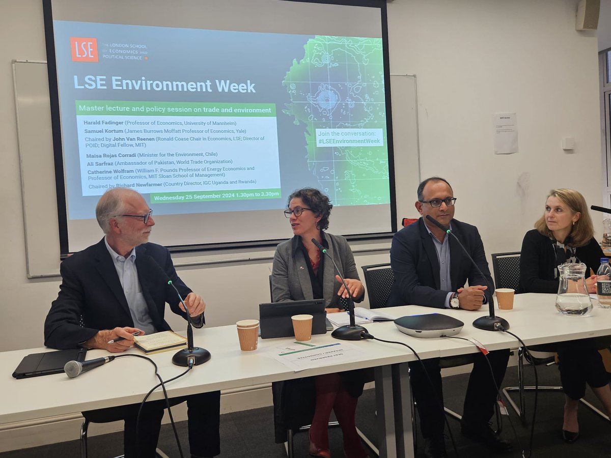 Ministra <a href="/Maisa_Rojas/">Maisa</a> participa en la #LSEEnvironmentWeek2024 organizada por <a href="/LSEpublicevents/">LSE Events</a> <a href="/POID_LSE/">Programme on Innovation and Diffusion</a> <a href="/STICERD_LSE/">STICERD</a> y <a href="/LSEEcon/">LSE Department of Economics</a>, que reúne académicos, responsables políticos y estudiantes para hablar de comercio internacional y cambio climático🌿.
Hilo 1/2