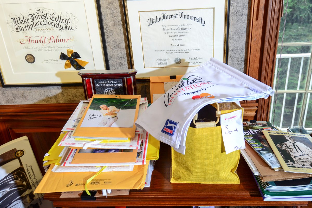 LauryLivsey's tweet image. Every day, fans sent Arnold Palmer items to autograph. A few times each week, Palmer dutifully signed everything. Even when people didn&apos;t provide envelopes with pre-paid postage, his office staff mailed each autographed item back, at Palmer&apos;s expense.