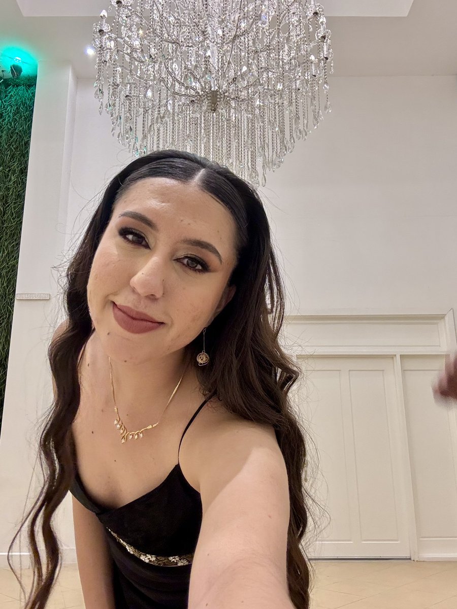 dorisdenemo2's tweet photo. Little black dress just walked into the room https://t.co/hKSZRZAh9c
