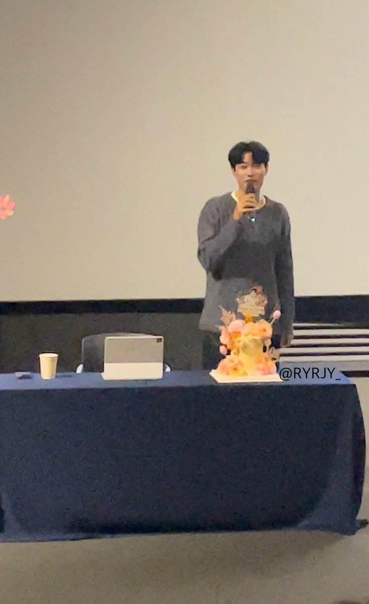 왕관쓴 거 넘 기엽고 웃겨
생일 축하해🎉🎉
우리 다음 영화에서도 만나고 10주년에도 만나😆😆